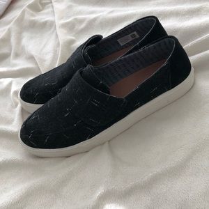 TOMs women size 12 sneakers Velcro black.